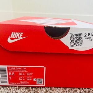 Women’s 8.5 nike dunk lows Starbursts